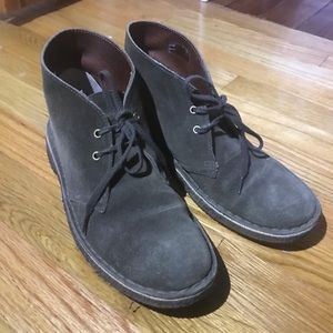 Clarks desert boots green